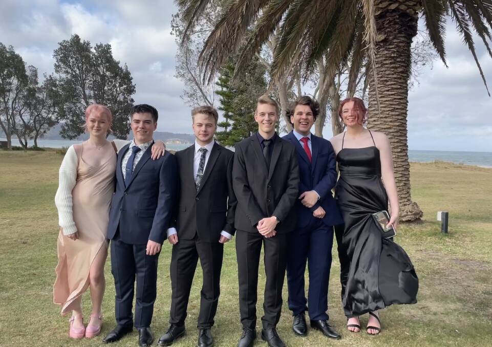 Left to right - Phoebe Clunie, Euan Osten, Caine Brown, Oliver Gardener, Josh Farinski, Zoe Chapple at the Year 12 Formal at Seahorse Inn. Picture by Amandine Ahrens