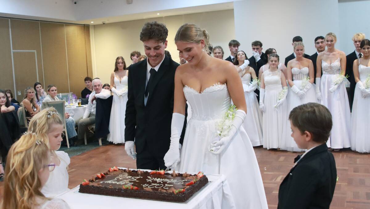 Heidi Van Bracht and Digby Currie cutting the cake while Indigo Carroll, Lucas Daniel and Scarlett Carroll watch on. Picture by Angi High Photography
