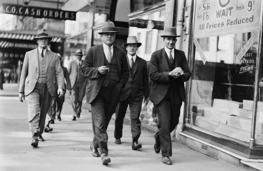 Sydney Police Detective Sergeant Thomas McRae walking down a street with police officials, Sydney, 20 March 1933. Picture from National Library of Australia