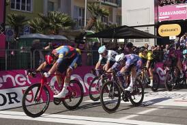 Jonathan Milan beats Australia's Kaden Groves to the line in the 4th stage of the Giro d'Italia. (AP PHOTO)