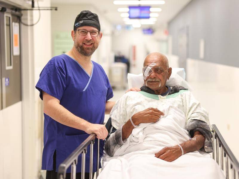 Doctor Jon Farrah says it's a privilege to help Ian Delaney and other Indigenous cataract patients. (Peter Wallis/AAP PHOTOS)