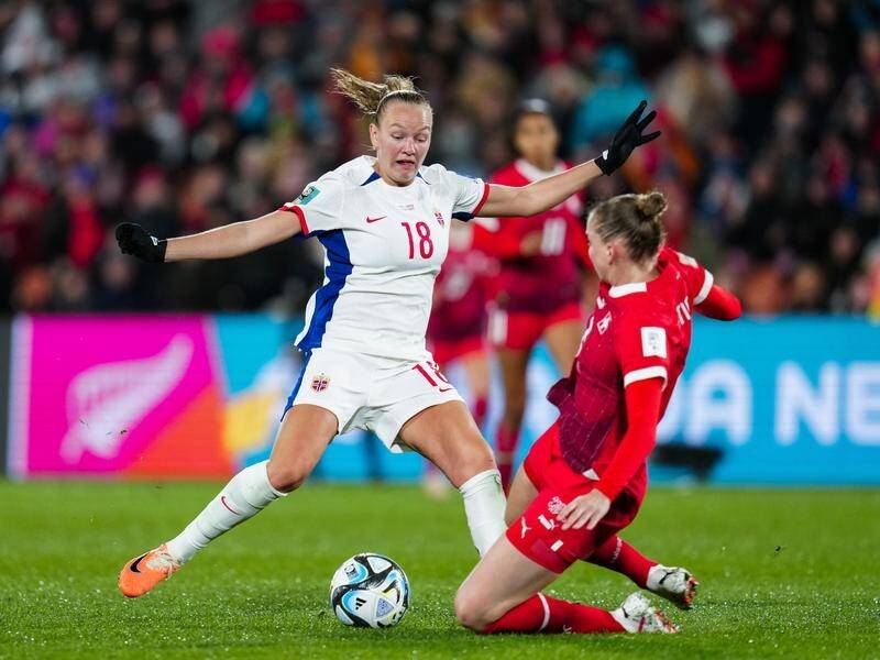 Norway's Frida Maanum (l) and Switzerland's Julia Stierli fight for the ball in their goalless draw. (AP PHOTO)